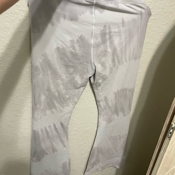 Victoria’s Secret, pink crossover flare leggings - Picture 5 of 5